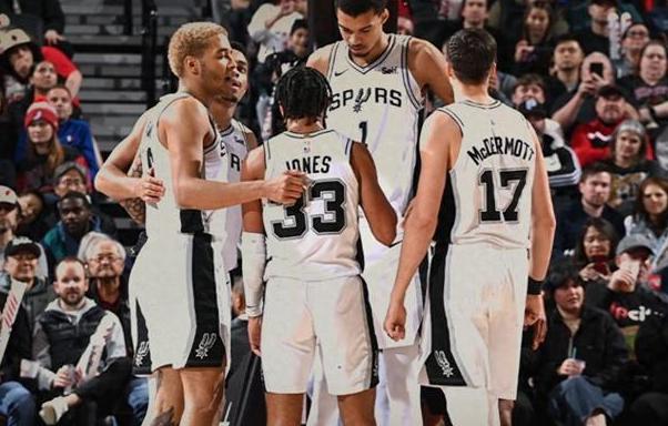 包含马刺轻取墨西哥男篮,波尔津吉斯打破历史纪录的词条 包含马刺轻取墨西哥男篮,波尔津吉斯打破历史纪录的词条