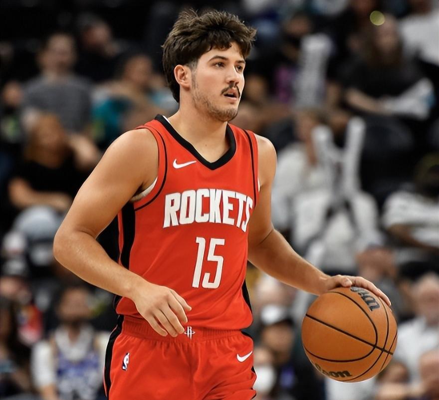 关于火箭力克76人,麦科勒姆完成帽子戏法的信息 关于火箭力克76人,麦科勒姆完成帽子戏法的信息