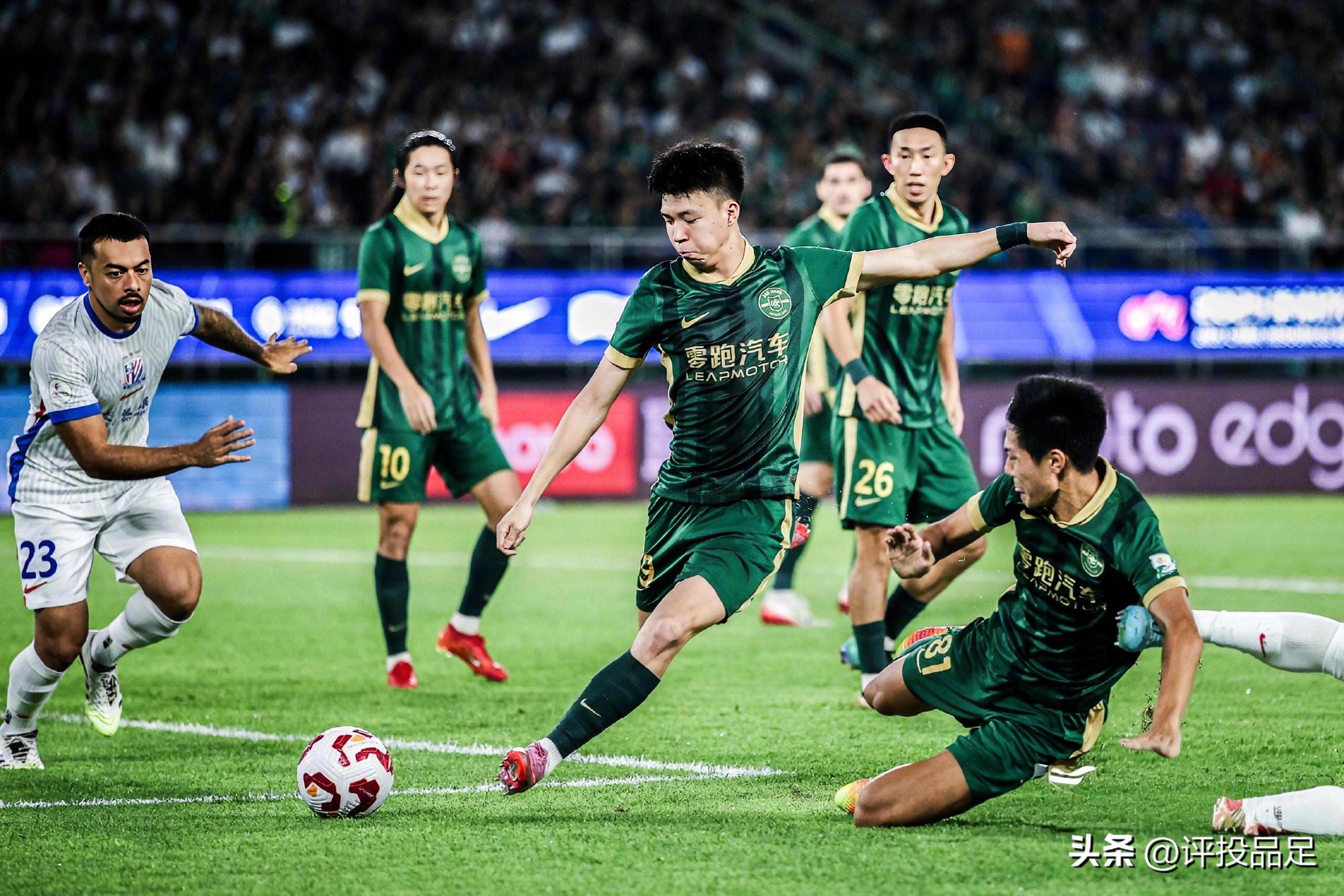 足球联赛榜首之争激烈，球队夺冠希望渐起的简单介绍