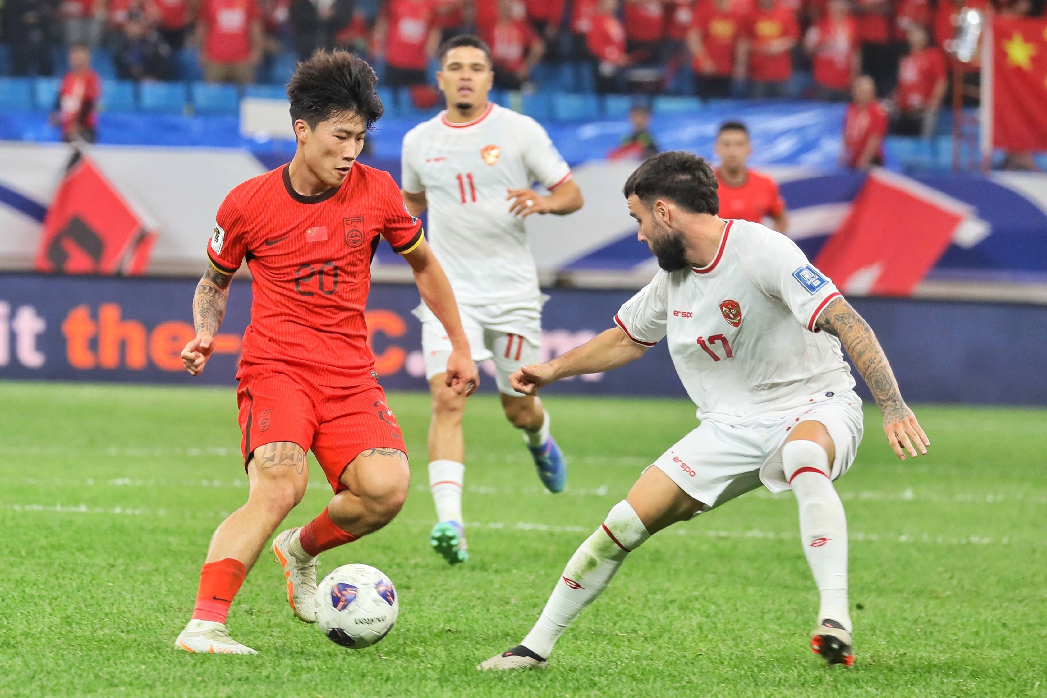 关于激烈足球赛事引发球迷热议,谁将胜出?的信息 关于激烈足球赛事引发球迷热议,谁将胜出?的信息