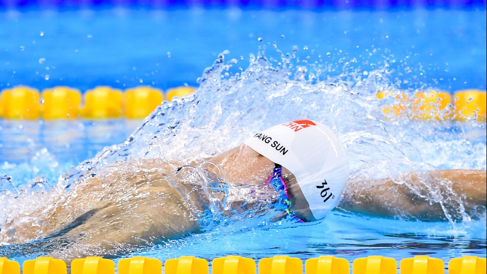 绿茵与赛道,当拜仁争冠战驶出安联,穆勒在F1银幕接管比赛